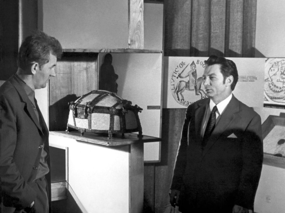 Dr Władysław Filipowiak (po prawej), ówczesny dyrektor Muzeum Narodowego w Szczecinie podczas realizacji filmu Tajemnica skarbca kamieńskiego (1972). Fot. ze zbiorów Andrzeja Androchowicza (na zdjęciu z lewej)