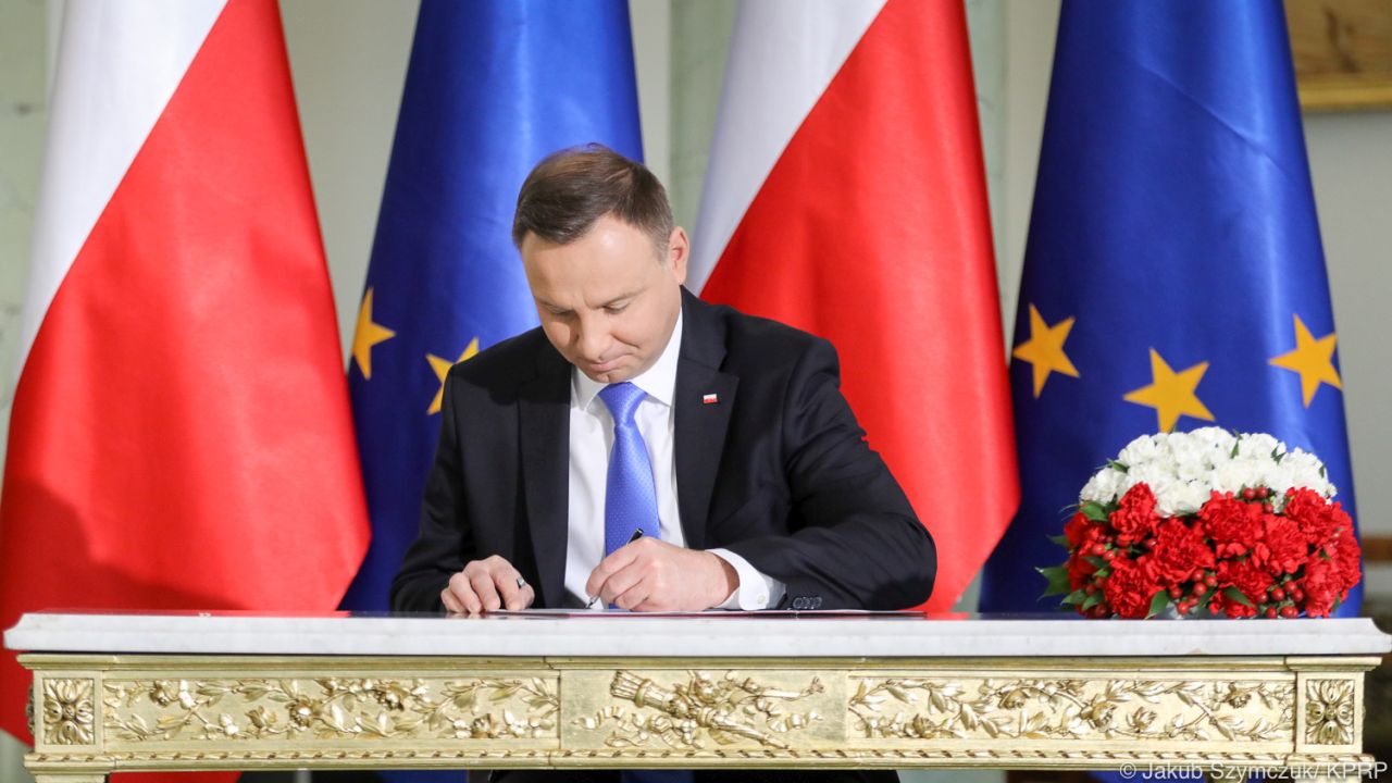 Prezydent Andrzej Duda podpisał nowelizację ustawy o pomocy społecznej oraz nowelizację ustawy o wsparciu dla rodzin zastępczych i rodzinnych domów dziecka.