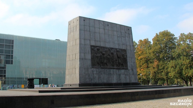 Przed Pomnikiem Bohaterów Getta Warszawskiego w południe odbędzie się uroczystość w hołdzie bojownikom żydowskim, którzy stawili zbrojny opór Niemcom.