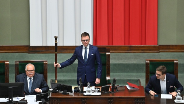 Nie wykonam postanowienia, które otrzymaliśmy od Trybunału Konstytucyjnego w sprawie postawienia przed Trybunałem Stanu prezesa Narodowego Banku Polskiego - poinformował marszałek Sejmu.