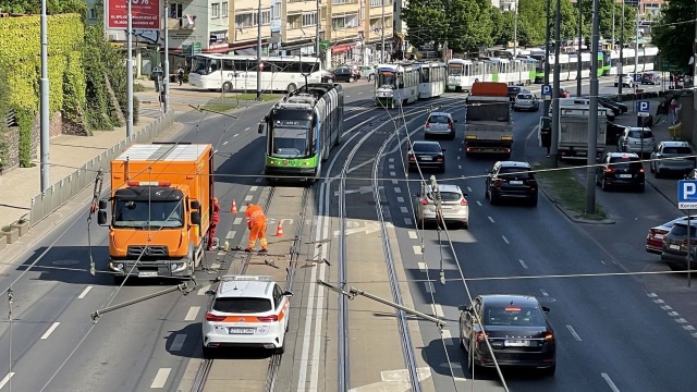 27 stopni Celsjusza wystarczy, żeby zatrzymać szczecińskie tramwaje. Chodzi o awarie torowiska na ulicy Wyszyńskiego, gdzie przez wybrzuszenie szyn tramwaje nie jeździły przez godzinę.