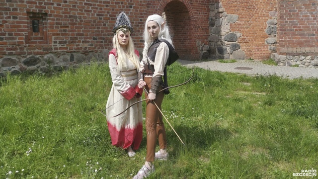 Smoczą Królową i elfkę można było dziś spotkać w Stargardzie. Szczecińscy cosplayerzy ze Smoczego Rodu zawitali do tego miasta i wykorzystali tło średniowiecznych murów i bram do sesji zdjęciowej.