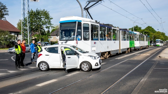 Na węźle Łękno tramwaj linii numer 1 zderzył się z samochodem osobowym.