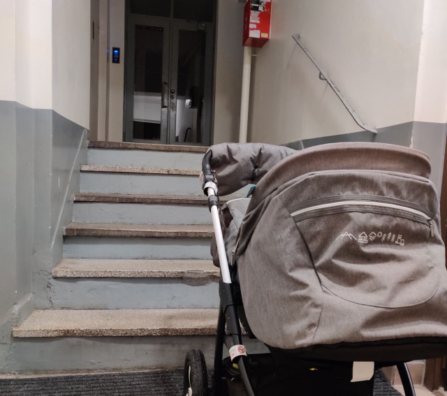 Schody w bloku przy ul. Rugiańskiej, fot. Sluchacz 12.12.2019