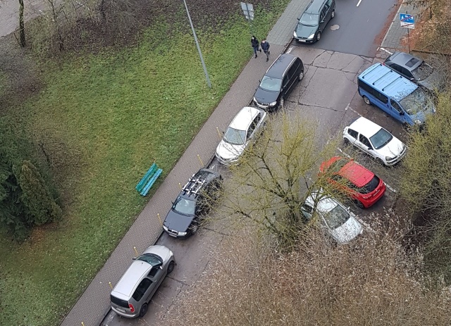Parkowanie przy ul. Wiosny Ludów, fot. Słuchaczka 16.12.2021