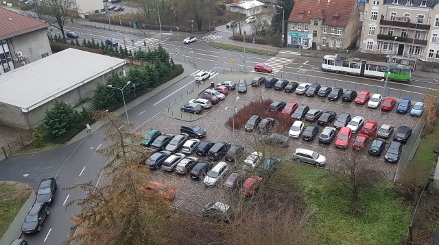 Parkowanie przy ul. Wiosny Ludów, fot. Słuchaczka 16.12.2021
