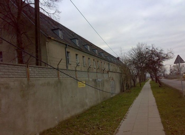 Kabel leżący wzdłuż ulicy Rajkowej 02 [13.02.2008] Co z kablem?