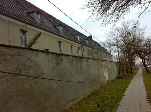 Kabel leżący wzdłuż ulicy Rajkowej 03 [13.02.2008] Co z kablem?