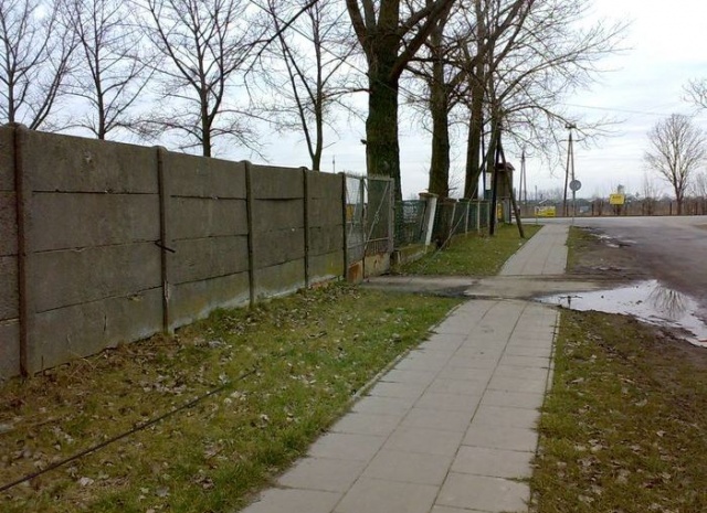Kabel leżący wzdłuż ulicy Rajkowej 04 [13.02.2008] Co z kablem?