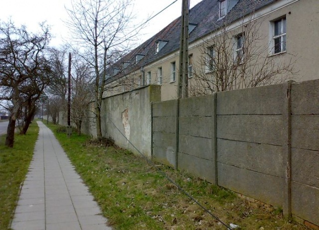 Kabel leżący wzdłuż ulicy Rajkowej 05 [13.02.2008] Co z kablem?