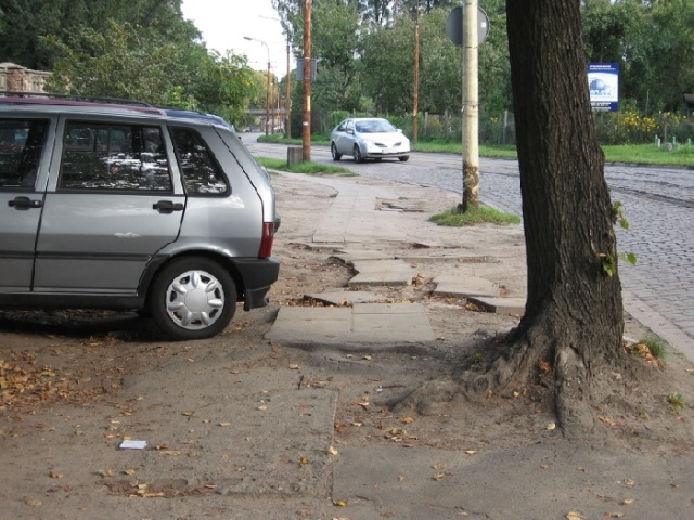Dziki parking przy ul. Arkońskiej - fot. Słuchacz PRS 05 