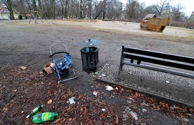Plac Zabaw w Parku Zeromskiego w Szczecinie - fot. Lukasz Szelemej 02.JPG [15.03.2010] Plac zabaw dla dzieci?