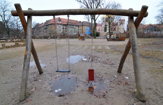 Plac Zabaw w Parku Zeromskiego w Szczecinie - fot. Lukasz Szelemej 04.JPG [15.03.2010] Plac zabaw dla dzieci?