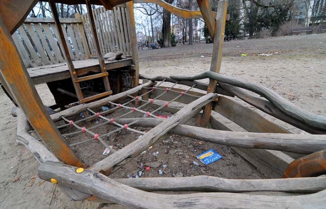Plac Zabaw w Parku Zeromskiego w Szczecinie - fot. Lukasz Szelemej 05.JPG [15.03.2010] Plac zabaw dla dzieci?