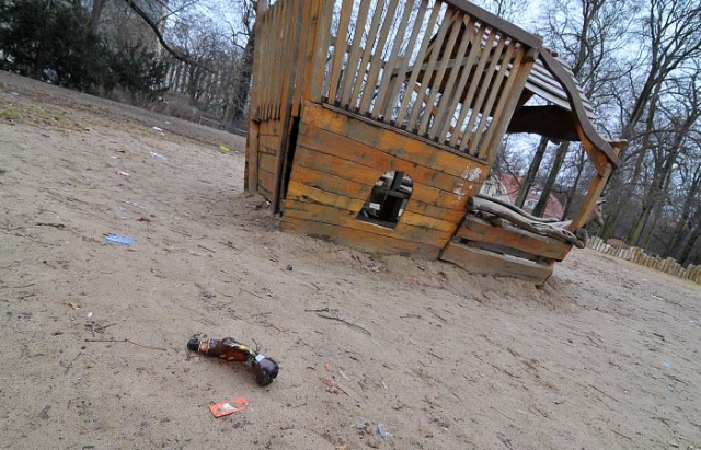 Plac Zabaw w Parku Zeromskiego w Szczecinie - fot. Lukasz Szelemej 06.JPG [15.03.2010] Plac zabaw dla dzieci?