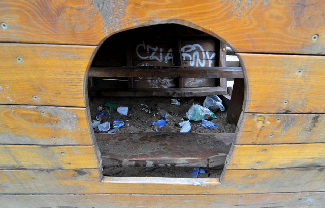 Plac Zabaw w Parku Zeromskiego w Szczecinie - fot. Lukasz Szelemej 07.JPG [15.03.2010] Plac zabaw dla dzieci?