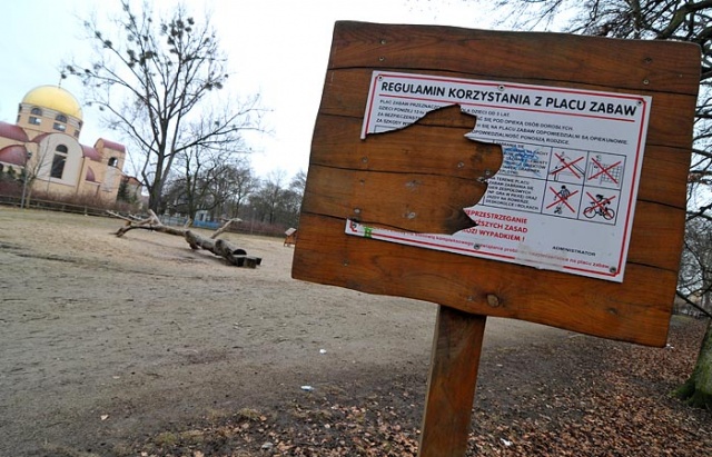 Plac Zabaw w Parku Zeromskiego w Szczecinie - fot. Lukasz Szelemej 09.JPG [15.03.2010] Plac zabaw dla dzieci?