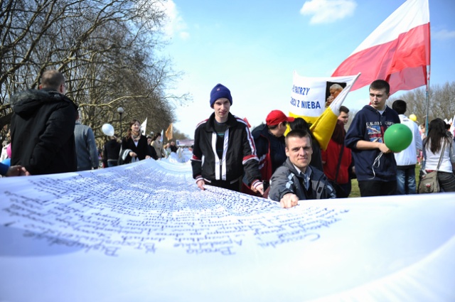 Największy w Polsce Marsz dla Życia w Szczecinie. Fot. Łukasz Szełemej [Radio Szczecin] [14.04.2013] Największy w Polsce Marsz dla Życia w Szczecinie