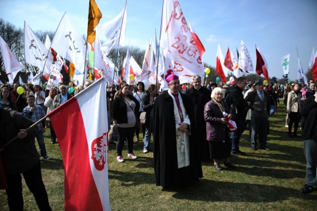 Największy w Polsce Marsz dla Życia w Szczecinie. Fot. Łukasz Szełemej [Radio Szczecin] [14.04.2013] Największy w Polsce Marsz dla Życia w Szczecinie