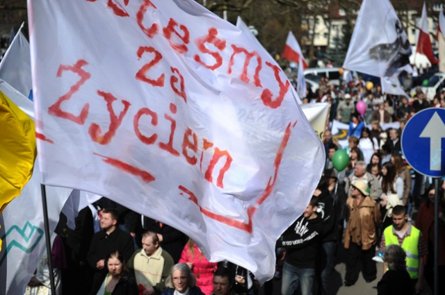 Największy w Polsce Marsz dla Życia w Szczecinie. Fot. Łukasz Szełemej [Radio Szczecin] [14.04.2013] Największy w Polsce Marsz dla Życia w Szczecinie