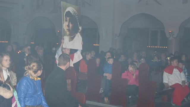 Noc Wszystkich Świętych w Sanktuarium Najświętszego Serca Pana Jezusa w Szczecinie. Fot. Piotr Kołodziejski [Radio Szczecin] [30/31.10.2013] Bal i Noc Wszystkich Świętych