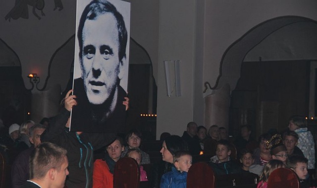 Noc Wszystkich Świętych w Sanktuarium Najświętszego Serca Pana Jezusa w Szczecinie. Fot. Piotr Kołodziejski [Radio Szczecin] [30/31.10.2013] Bal i Noc Wszystkich Świętych