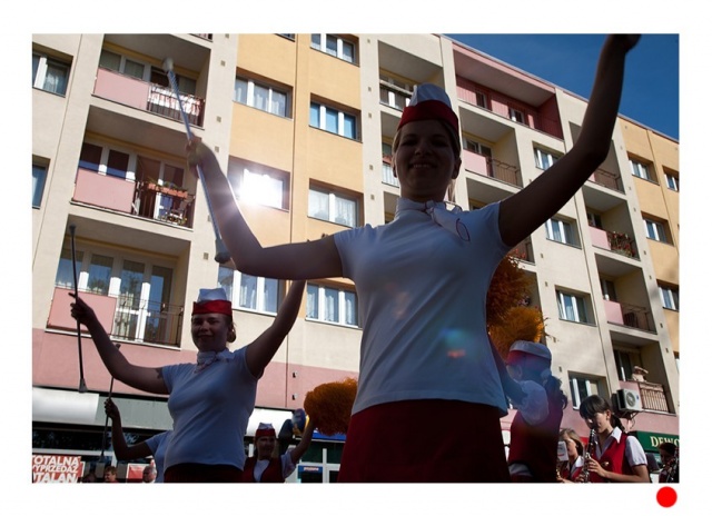 Zamiast pokazać postać, wzrok biegnie do jasnego, czyli elewacji [23.04.2011] Warsztaty z kadrowania cz2