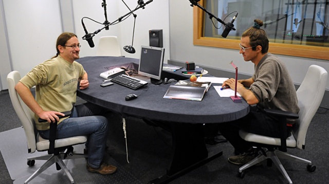 Paweł Kula w Migawce robi zdjęcie przy pomocy "camera lucida". Fot. Łukasz Szełemej [Radio Szczecin] [22.09.2013] Gość Migawki Paweł Kula