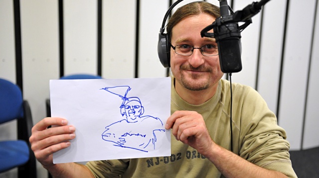 Paweł Kula w Migawce robi zdjęcie przy pomocy "camera lucida". Fot. Łukasz Szełemej [Radio Szczecin] [22.09.2013] Gość Migawki Paweł Kula