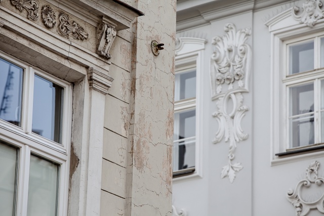 13. Jak uniknąć reklamowego chaosu w zdjęciach krakowskich kamienic, przydaje się tele. Fot. Andrzej Kutys [18.08.2019] Kadrowanie i obiektywy - zajęcia praktyczne