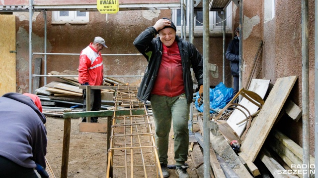 Odbudowują zniszczoną kamienicę. Pomaga sam burmistrz. Fot. Robert Stachnik [Radio Szczecin] [09.01.2022] Fotoreporter Radia Szczecin Robert Stachnik
