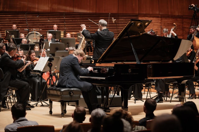 Krzysztof Wierciński – pianista z Narodową Orkiestrą Symfoniczną Polskiego Radia NOSPR w Katowicach pod batutą José Marii Florêncio. Fot. Radosław Kaźmierczak [Materiały prasowe Konkursu] Krzysztof Wierciński | „To ogromna satysfakcja być najlepszym Polakiem na Międzynarodowym Konkursie im. Karola Szymanowskiego...” [ROZMOWA z ARTYSTĄ, ZDJĘCIA]