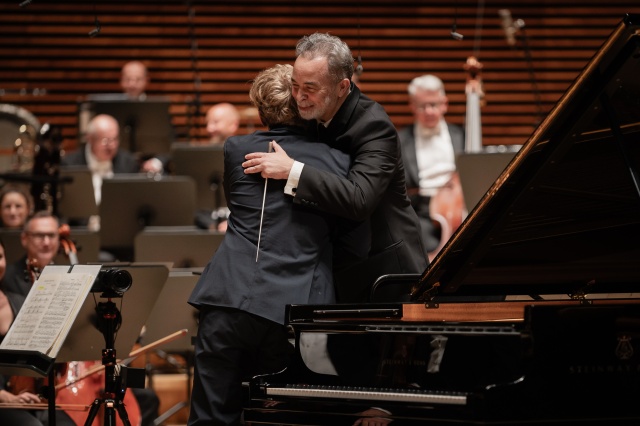 Krzysztof Wierciński – pianista dziękuje dyrygentowi José Marii Florêncio (centralny plan zdjęcia) za koncert. Fot. Radosław Kaźmierczak [Materiały prasowe Konkursu] Krzysztof Wierciński | „To ogromna satysfakcja być najlepszym Polakiem na Międzynarodowym Konkursie im. Karola Szymanowskiego...” [ROZMOWA z ARTYSTĄ, ZDJĘCIA]