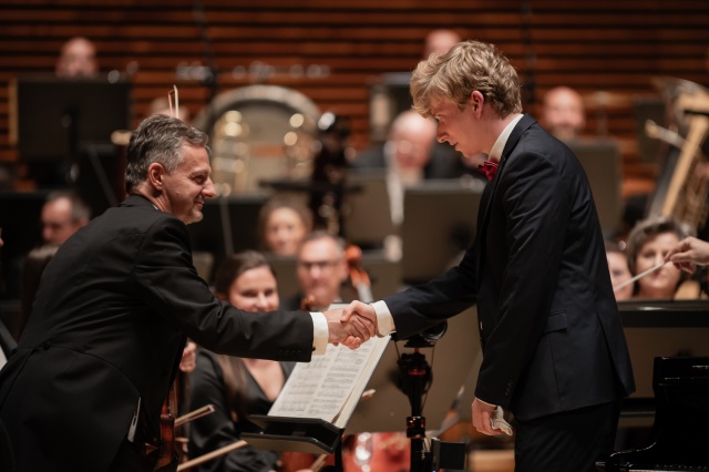 Krzysztof Wierciński – pianista dziękuje za koncert Piotrowi Tarcholikowi – koncertmistrzowi Narodowej Orkiestry Symfonicznej Polskiego Radia NOSPR w Katowicach. Fot. Radosław Kaźmierczak [Materiały prasowe Konkursu] Krzysztof Wierciński | „To ogromna satysfakcja być najlepszym Polakiem na Międzynarodowym Konkursie im. Karola Szymanowskiego...” [ROZMOWA z ARTYSTĄ, ZDJĘCIA]