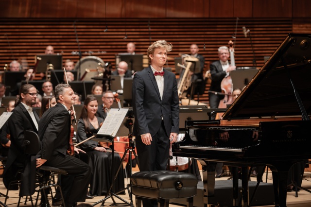 Krzysztof Wierciński – pianista przyjmuje gorące brawa publiczności w Sali Koncertowej Narodowej Orkiestry Symfonicznej Polskiego Radia NOSPR w Katowicach. Fot. Radosław Kaźmierczak [Materiały prasowe Konkursu] Krzysztof Wierciński | „To ogromna satysfakcja być najlepszym Polakiem na Międzynarodowym Konkursie im. Karola Szymanowskiego...” [ROZMOWA z ARTYSTĄ, ZDJĘCIA]