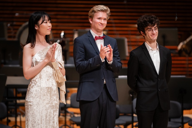 Laureaci II Międzynarodowego Konkursu Muzycznego im. Karola Szymanowskiego w Katowicach w kategorii Fortepian: Kaho Araishi, Krzysztof Wierciński (w środku) i Gaspard Thomas. Fot. Radosław Kaźmierczak [Materiały prasowe Konkursu] Krzysztof Wierciński | „To ogromna satysfakcja być najlepszym Polakiem na Międzynarodowym Konkursie im. Karola Szymanowskiego...” [ROZMOWA z ARTYSTĄ, ZDJĘCIA]