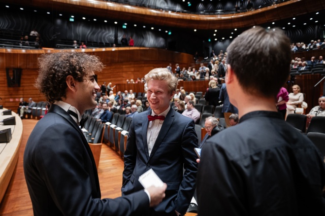 Krzysztof Wierciński – pianista (w środku) przed Koncertem Galowym II Międzynarodowego Konkursu Muzycznego im. Karola Szymanowskiego w Katowicach. Fot. Radosław Kaźmierczak [Materiały prasowe Konkursu] Krzysztof Wierciński | „To ogromna satysfakcja być najlepszym Polakiem na Międzynarodowym Konkursie im. Karola Szymanowskiego...” [ROZMOWA z ARTYSTĄ, ZDJĘCIA]