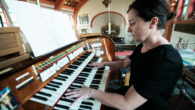 Katarzyna Ganczarska gra na organach Barnima Grüneberga opus 754 z 1930 roku przebudowanych w 1966. Sanktuarium pw. Najświętszego Serca Pana Jezusa w Szczecinie. Fot. Weronika Łyczywek [Radio Szczecin] Organy z 1930 roku zabrzmiały na inauguracji Festiwalu „Muzyczna Podróż Śladami Grünebergów” [POSŁUCHAJ, ZDJĘCIA]