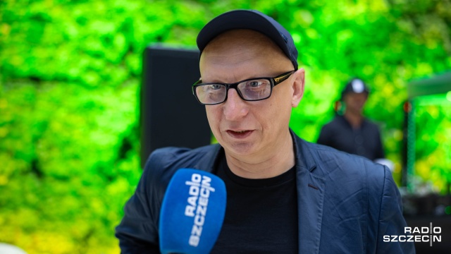 Dj MR. JAZZEK – Jacek Janaszkiewicz udziela wywiadu Dorocie Zamolskiej. Fot. Robert Stachnik [Radio Szczecin] MR. JAZZEK | „Koncentruję się na tym, żeby przeżyć kolejne 50 lat. To były ekstra urodziny...” [POSŁUCHAJ, ZDJĘCIA]