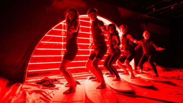 "Surferzy" Fot Piotr Nykowski "Surferzy" - Scena Nowe Sytuacje Teatru Współczesnego w Szczecinie