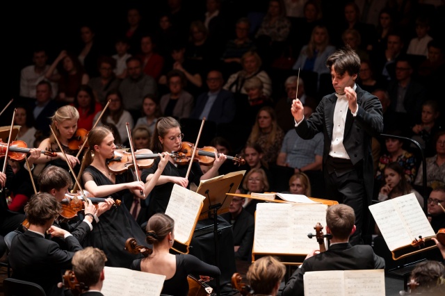 Rafał Janiak – dyrygent. Fot. Kamila Kozioł [Filharmonia im. Mieczysława Karłowicza w Szczecinie] Krzysztof Wierciński | „Tak brzmi młodość połączona z profesjonalizmem” [ROZMOWA z PIANISTĄ, ZDJĘCIA]