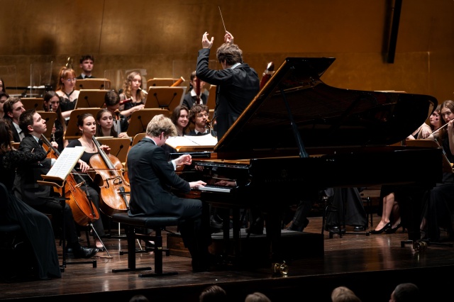Krzysztof Wierciński – pianista gra pod batutą Rafała Janiaka z Orkiestrą Symfoniczną Uniwersytetu Muzycznego Fryderyka Chopina. Fot. Kamila Kozioł [Filharmonia im. Mieczysława Karłowicza w Szczecinie] Krzysztof Wierciński | „Tak brzmi młodość połączona z profesjonalizmem” [ROZMOWA z PIANISTĄ, ZDJĘCIA]