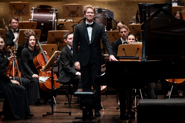 Krzysztof Wierciński – pianista przyjmuje gorące brawa publiczności. Fot. Kamila Kozioł [Filharmonia im. Mieczysława Karłowicza w Szczecinie] Krzysztof Wierciński | „Tak brzmi młodość połączona z profesjonalizmem” [ROZMOWA z PIANISTĄ, ZDJĘCIA]