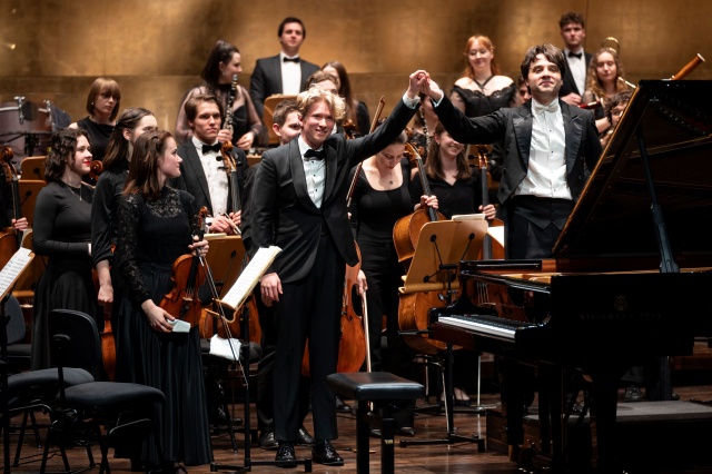 Krzysztof Wierciński – pianista i Rafał Janiak – dyrygent przyjmują gorące brawa publiczności. Fot. Kamila Kozioł [Filharmonia im. Mieczysława Karłowicza w Szczecinie] Krzysztof Wierciński | „Tak brzmi młodość połączona z profesjonalizmem” [ROZMOWA z PIANISTĄ, ZDJĘCIA]