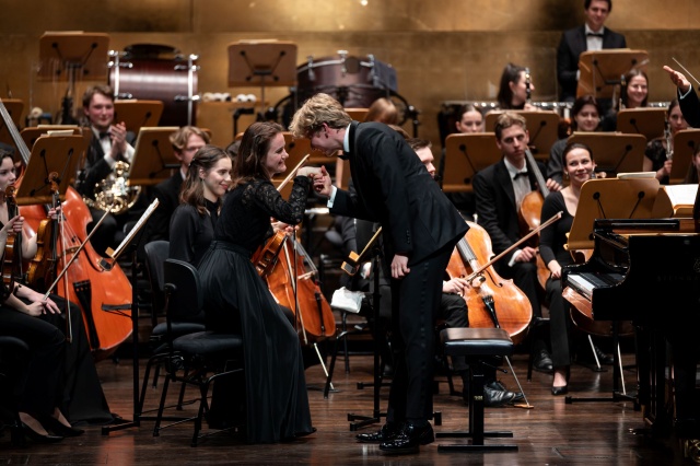 Krzysztof Wierciński – pianista dziękuje Marcie Gębskiej-Wiercińskiej – koncertmistrzyni Orkiestry Symfonicznej Uniwersytetu Muzycznego Fryderyka Chopina w Warszawie. Fot. Kamila Kozioł [Filharmonia im. Mieczysława Karłowicza w Szczecinie] Krzysztof Wierciński | „Tak brzmi młodość połączona z profesjonalizmem” [ROZMOWA z PIANISTĄ, ZDJĘCIA]