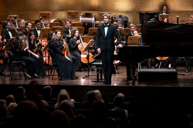Krzysztof Wierciński – pianista przyjmuje gorące brawa publiczności. Fot. Kamila Kozioł [Filharmonia im. Mieczysława Karłowicza w Szczecinie] Krzysztof Wierciński | „Tak brzmi młodość połączona z profesjonalizmem” [ROZMOWA z PIANISTĄ, ZDJĘCIA]