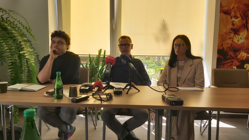 Od lewej Jakub Skrzywanek, Tomasz Lewandowski i Joanna Leszczyńska.[Fot. Małgorzata Frymus Radio Szczecin]