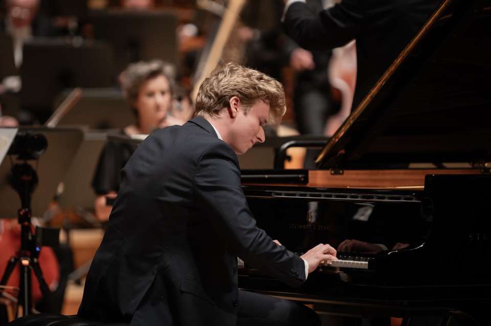 Krzysztof Wierciński – pianista z Narodową Orkiestrą Symfoniczną Polskiego Radia NOSPR w Katowicach pod batutą José Marii Florêncio. Fot. Radosław Kaźmierczak [Materiały prasowe Konkursu]