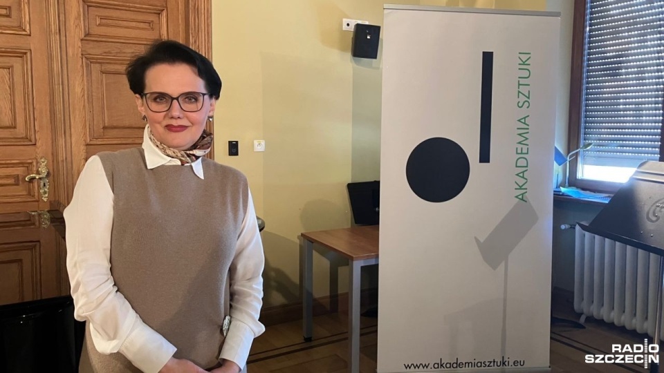 Maestra Olga Pasiecznik to sopranistka, solistka Polskiej Opery Królewskiej. Laureatka międzynarodowych konkursów wokalnych. Ma w dorobku ponad 50 albumów.
