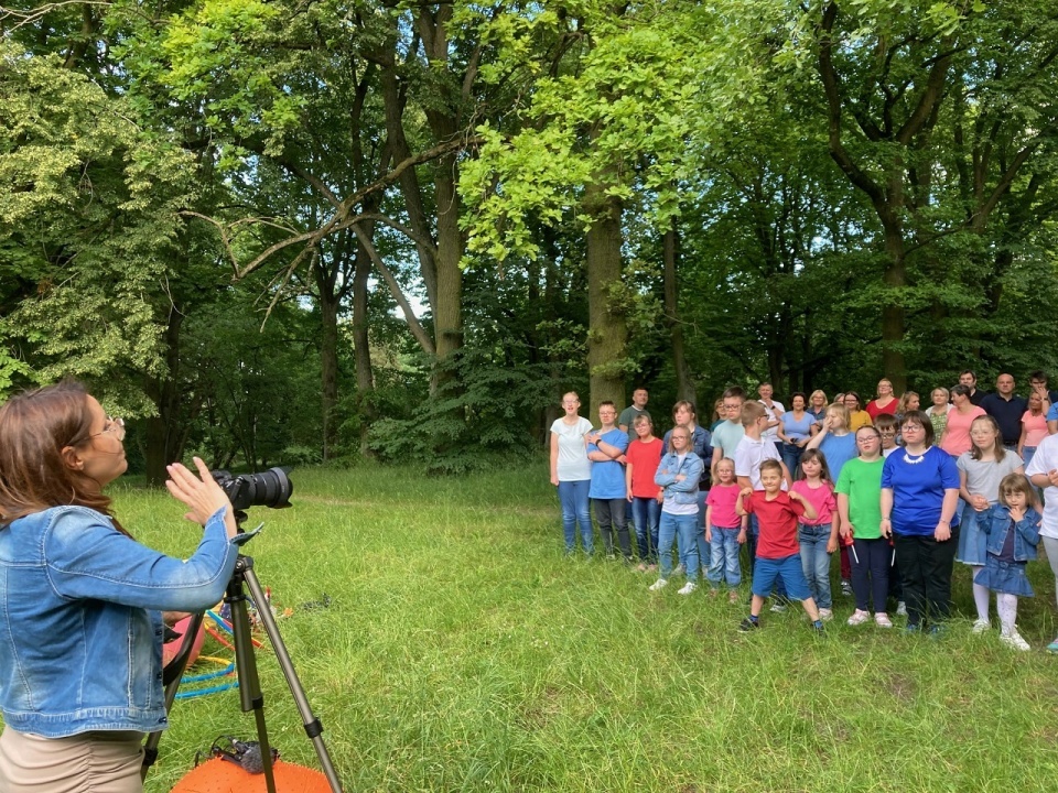 Ciocia Monika z aparatem fotograficznym i Iskierki